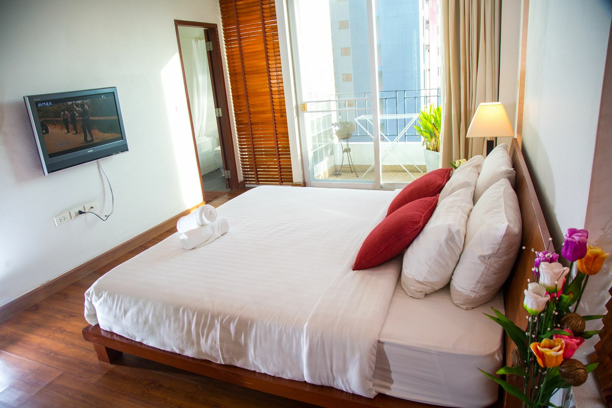 Patio Luxury Suites Bangkok Exterior photo