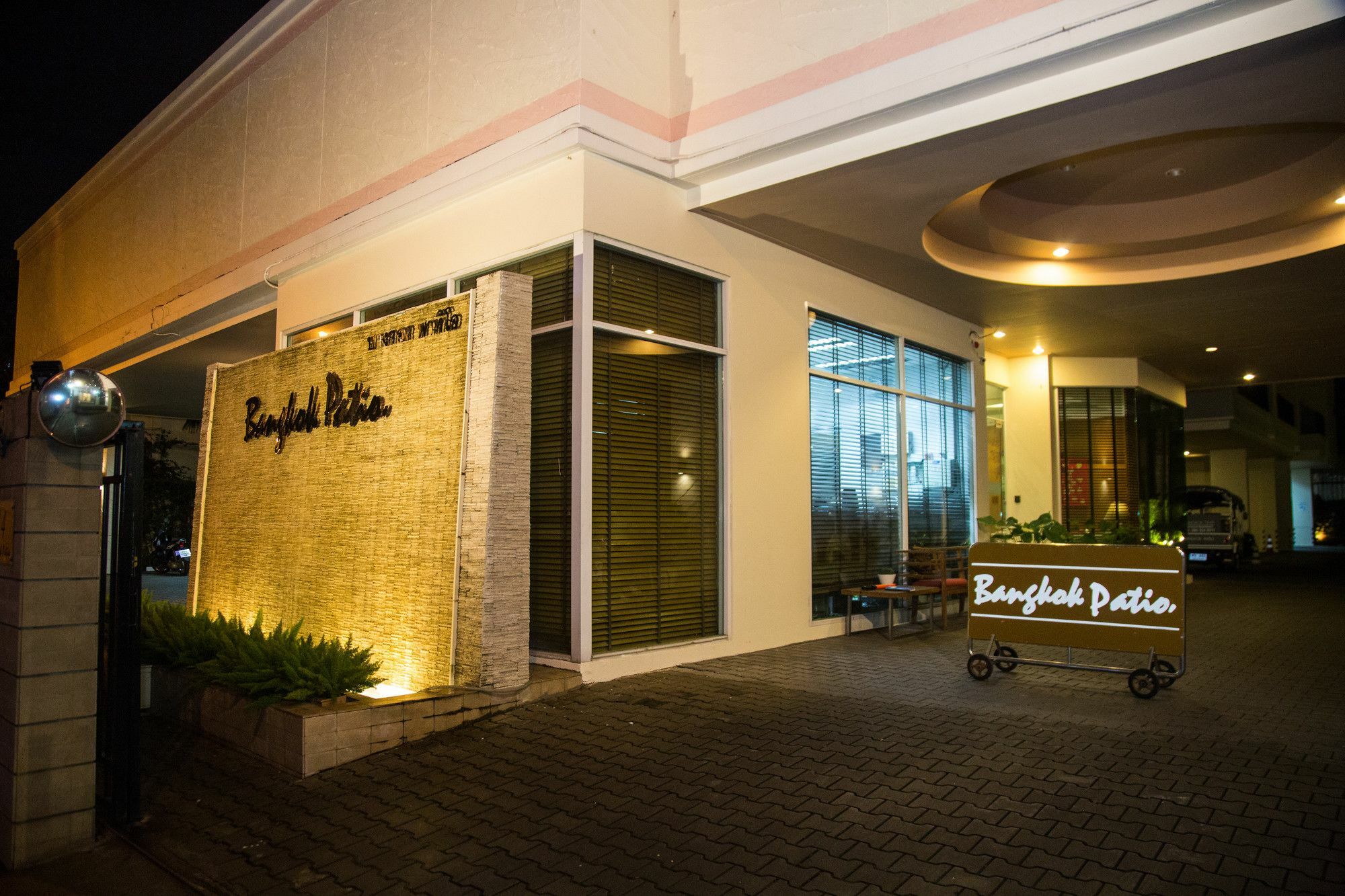 Patio Luxury Suites Bangkok Exterior photo