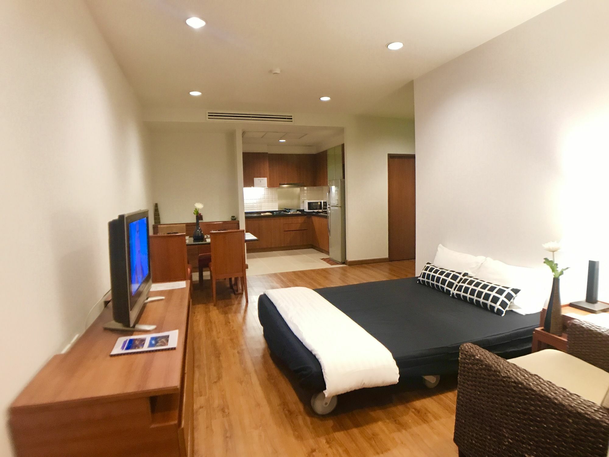 Patio Luxury Suites Bangkok Exterior photo