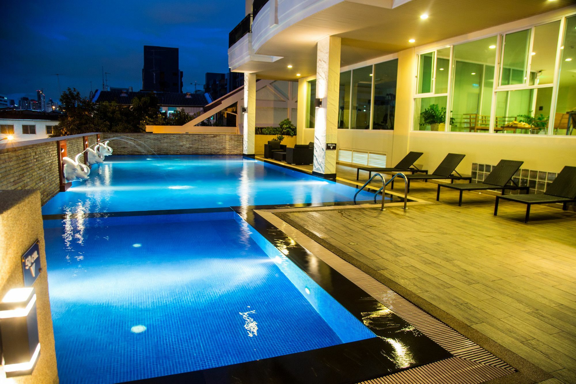 Patio Luxury Suites Bangkok Exterior photo