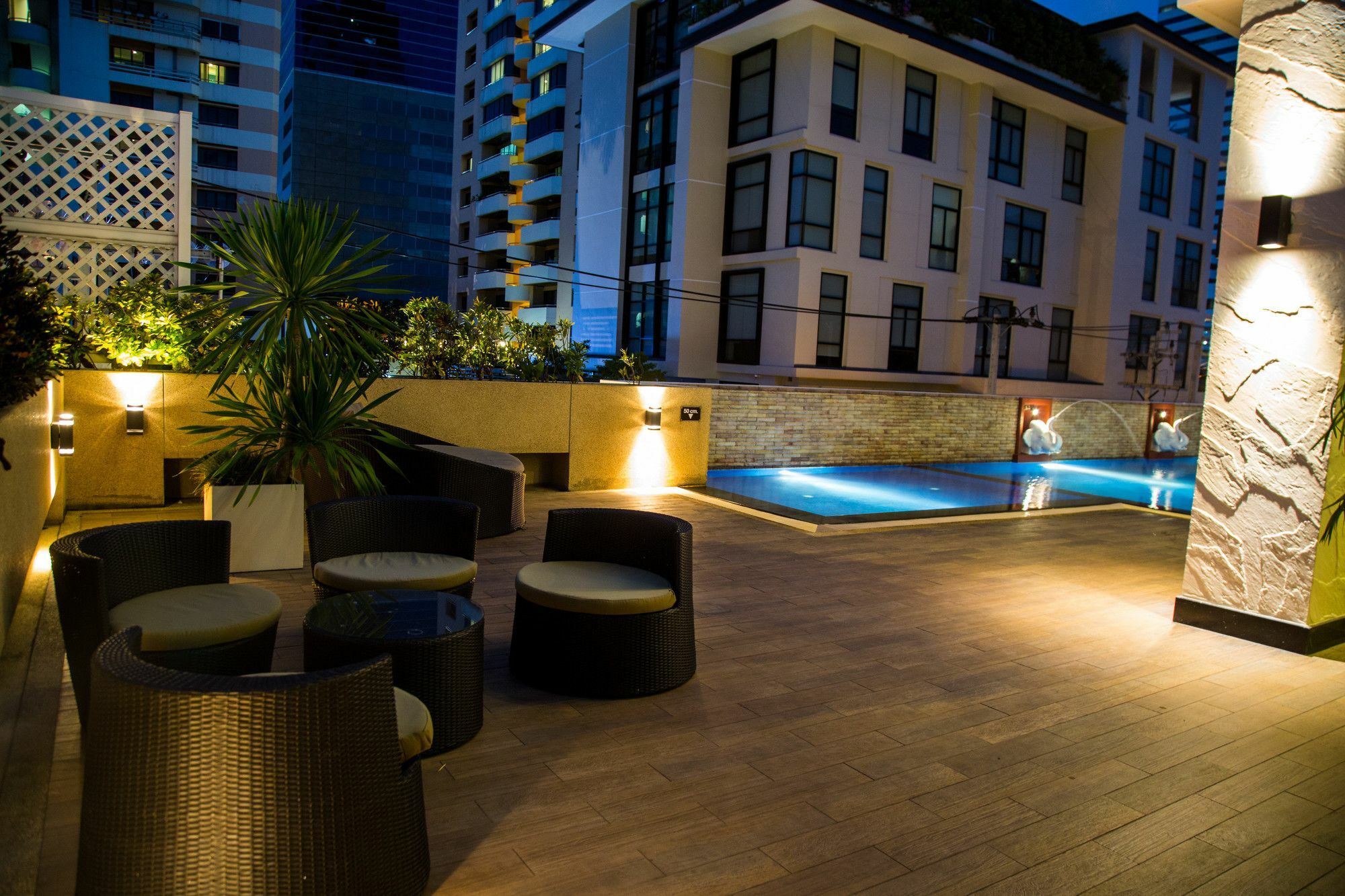 Patio Luxury Suites Bangkok Exterior photo