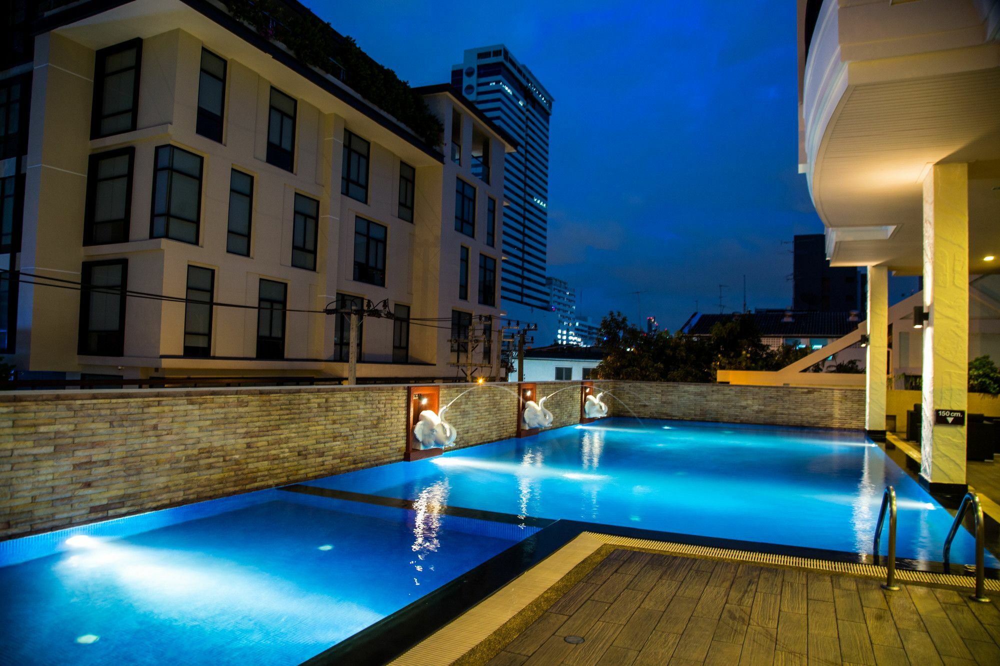 Patio Luxury Suites Bangkok Exterior photo